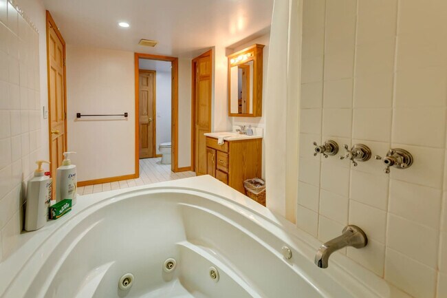 Building Photo - 525 Townsand Hollow Rd