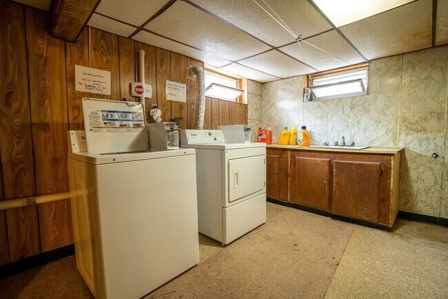 Building Photo - 326 Hurley St