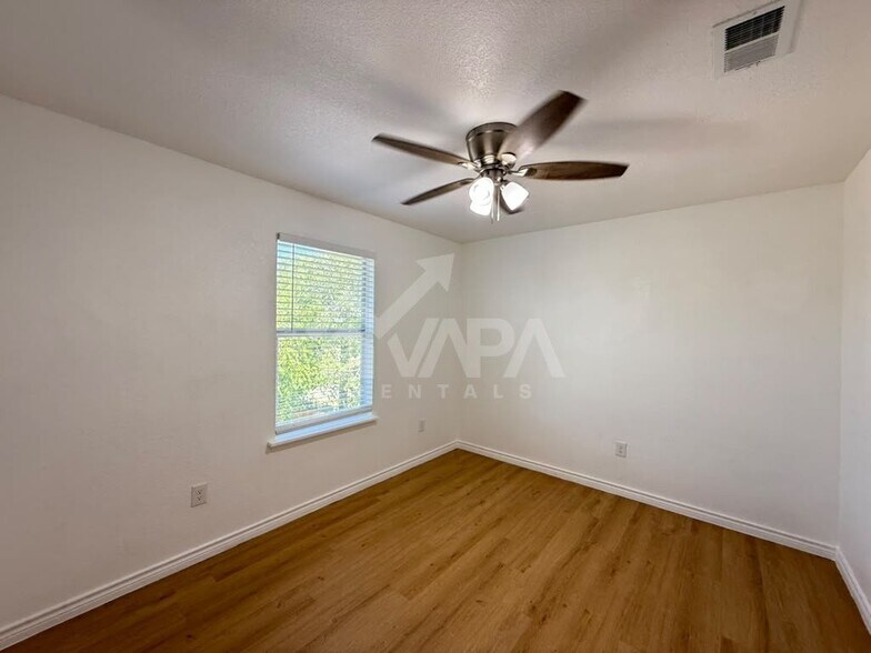 Building Photo - 2731 Candle Ridge Dr