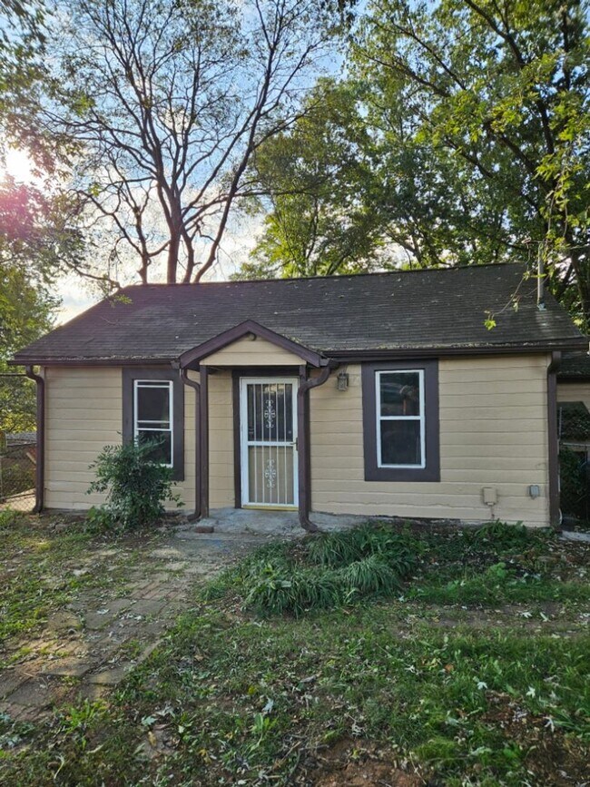 Building Photo - *Knoxville 37914 - 2 bedroom, 1 bath,  han...