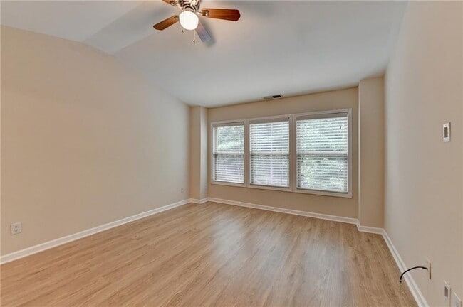 Building Photo - 2152 Greencrest Cir