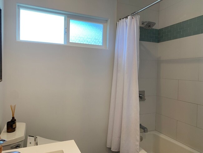 Building Photo - Renovated 3 bed, 2 bath Duplex Home in Waialua