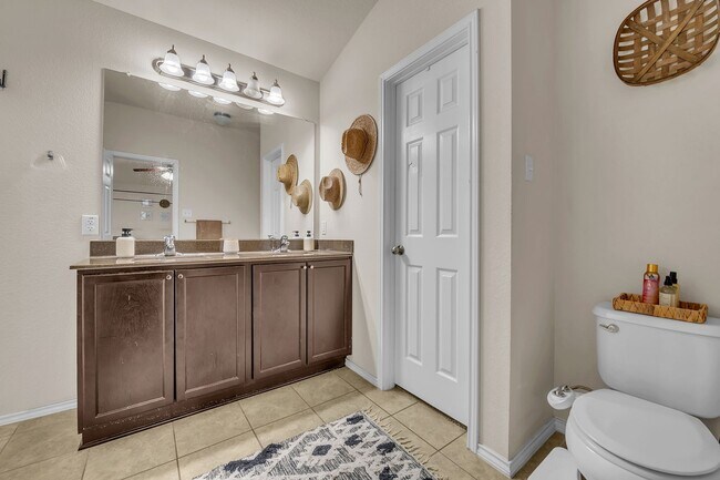 Building Photo - 4 bedroom/2 bath/2 Car Garage - Beautiful ...