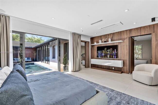 Building Photo - 725 W 49th St