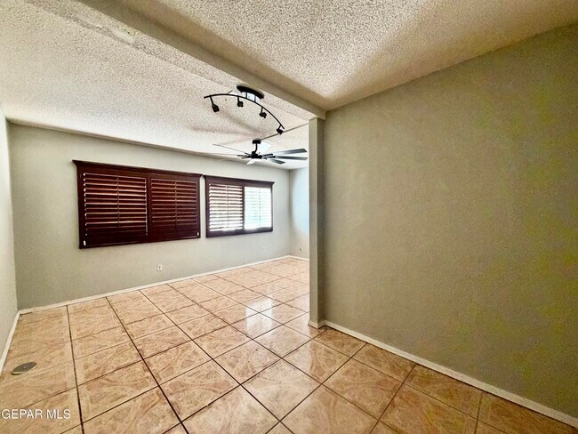 Building Photo - 9150 Bur Oak Cir