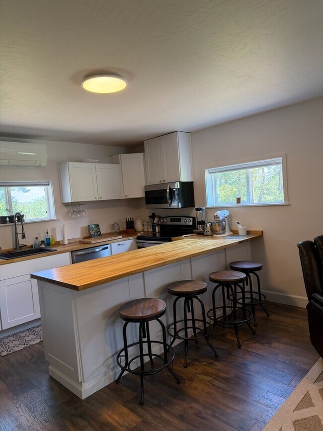 Building Photo - 825 Greenridge Dr
