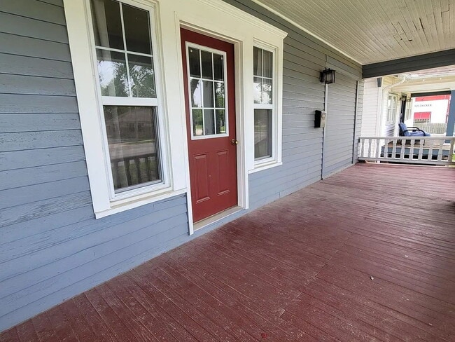 Building Photo - "Spacious 5-Bedroom Retreat with Fireplace Charm on S Broadway!"