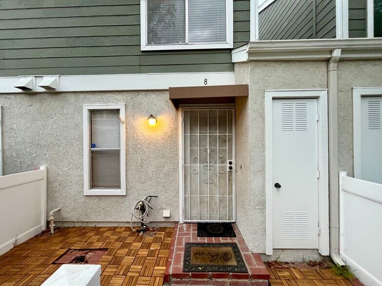 Building Photo - 8 Allenwood Ln