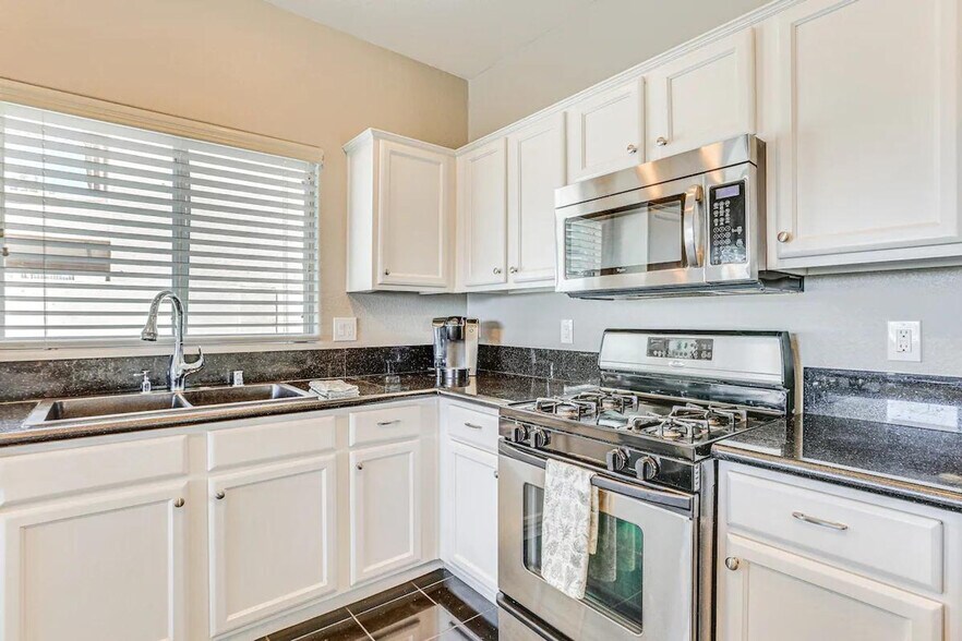 Building Photo - 11882 W Washington St