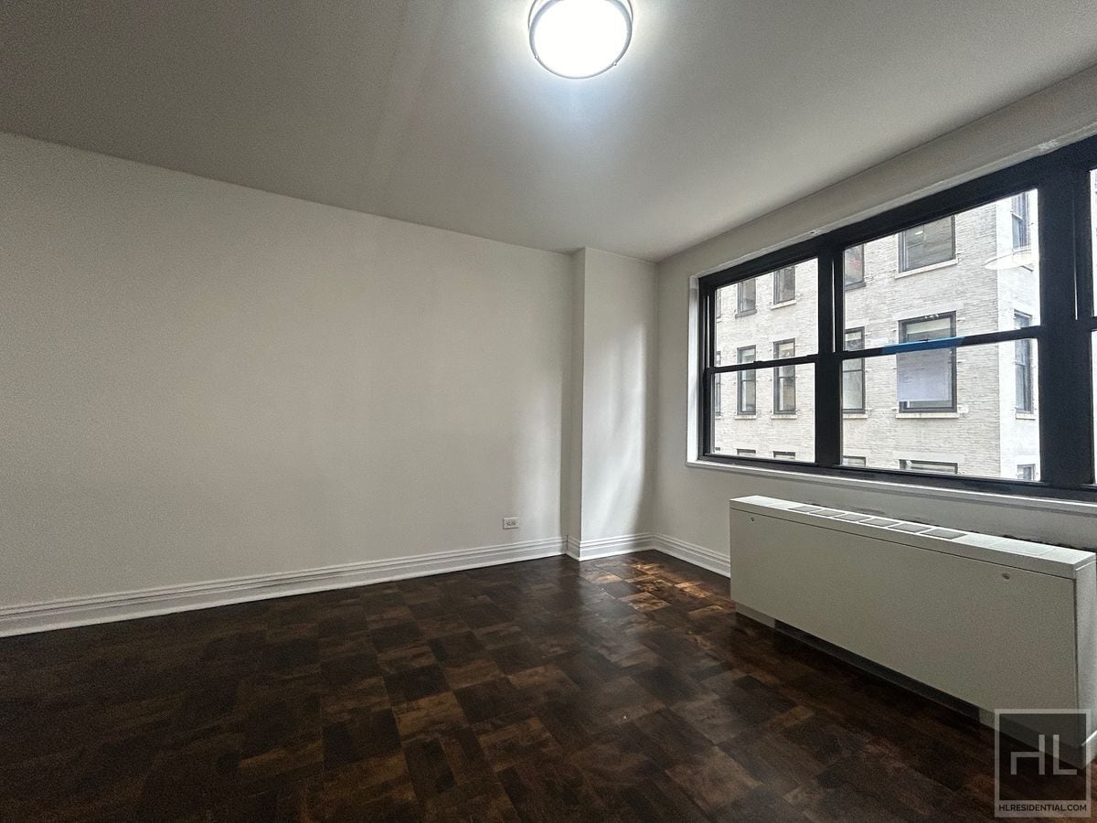 Building Photo - 5 AVENUE