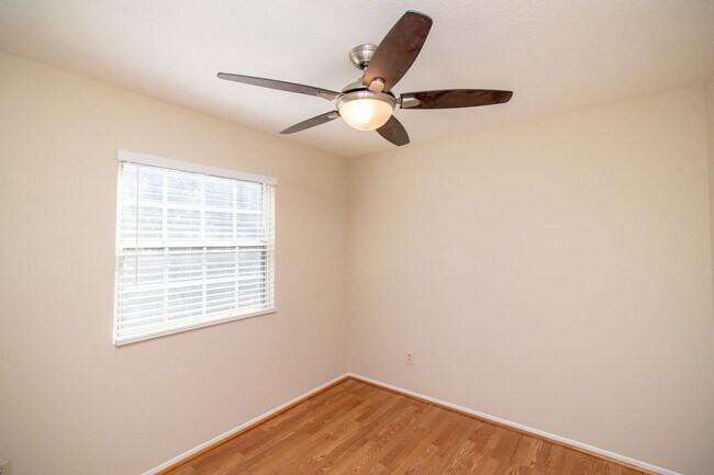 Building Photo - 932 Oak Glen Ln