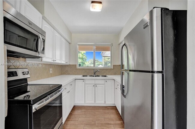 Building Photo - 1411 N 16th Ct