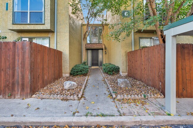 Building Photo - Charming 2 Bedroom Condominum