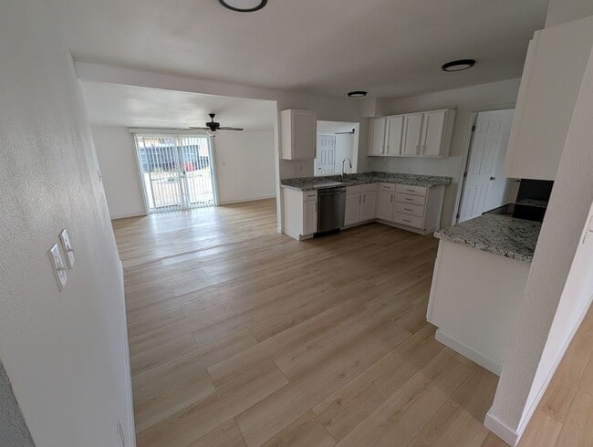 Building Photo - Newly Renovated 4 Bedroom 2 Bath Home In Great Peoria Location