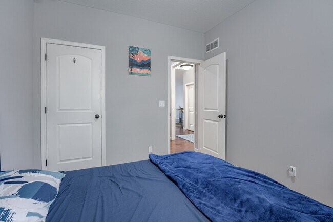 Building Photo - 15523 Valley View Dr
