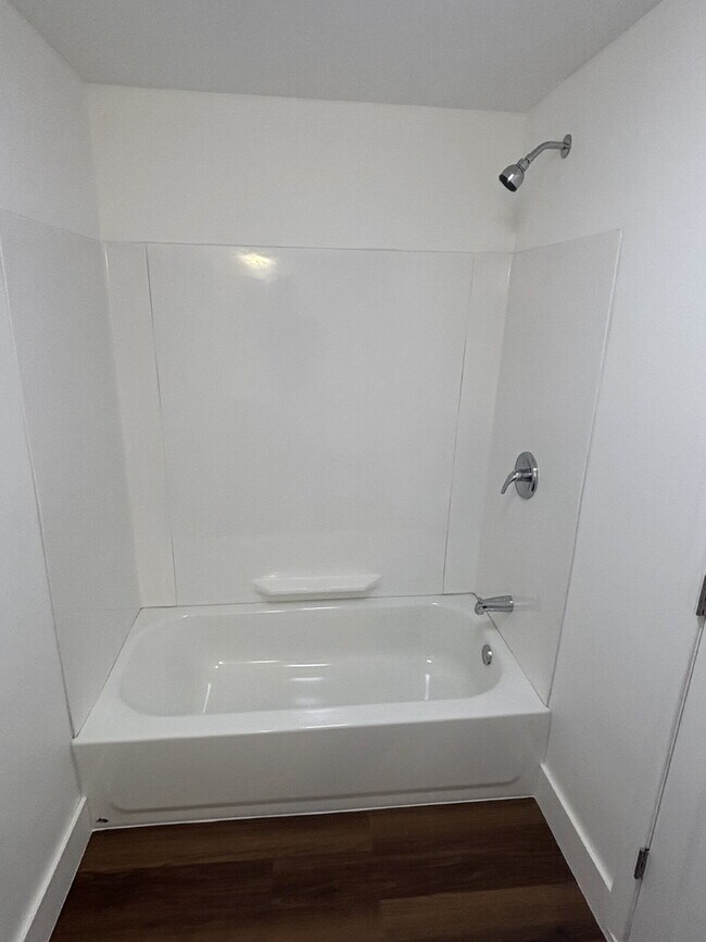 Building Photo - Spacious 4-Bedroom Apartment in Nashua, NH - Don't Miss Out!
