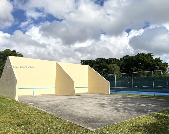 Building Photo - 2322 S Cypress Bend Dr