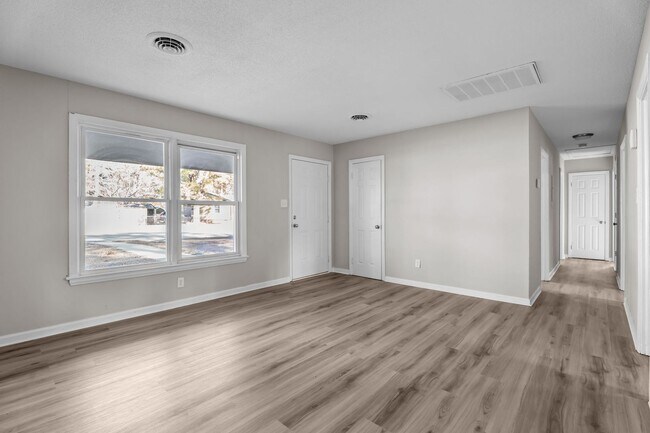 Building Photo - 620 Starling Way