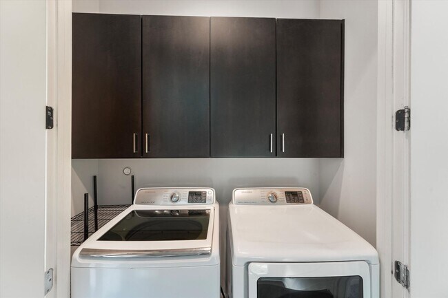 Building Photo - Stunning Freestanding Home with Soaring Ce...