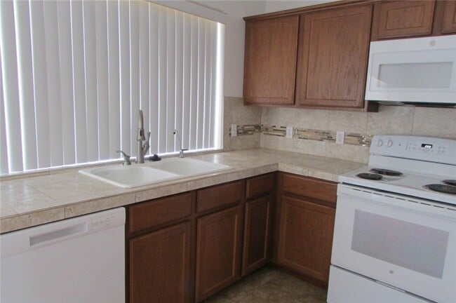 Building Photo - 2402 Prickly Pear Dr