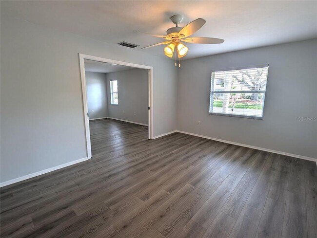Building Photo - 7288 W Country Club Dr N
