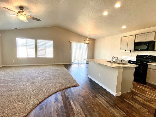 Building Photo - 3 Bedroom 2 Bath  PET FRIENDLY home in SW ...