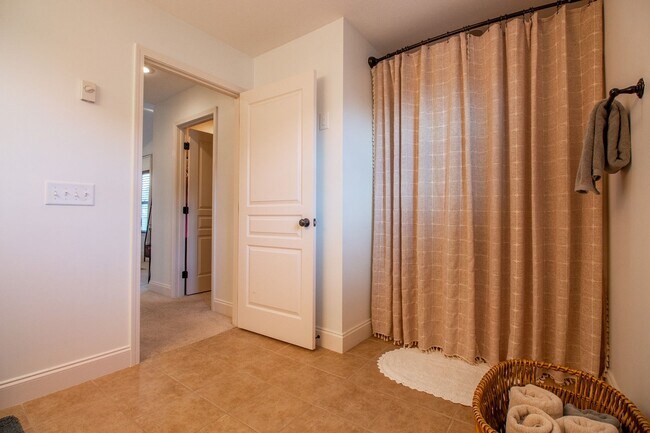 Building Photo - Beautiful 3 Bed/2.5 Bath Home with garage in Jonesborough