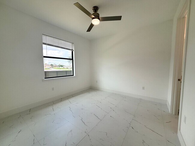 Building Photo - 4400/4402 Golfview Blvd