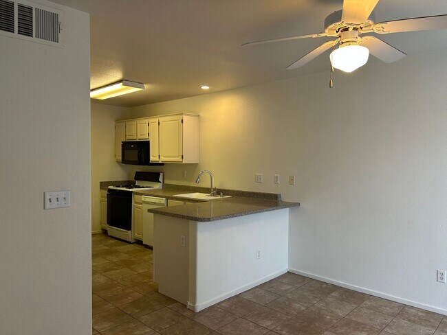 Building Photo - 2 story townhouse