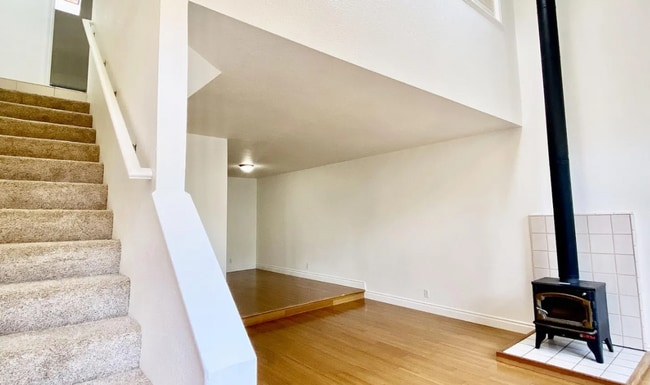 Building Photo - Bright & Spacious 2BR Townhome / Prime San...