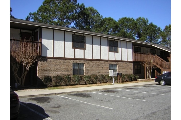Primary Photo - English Village Apartments