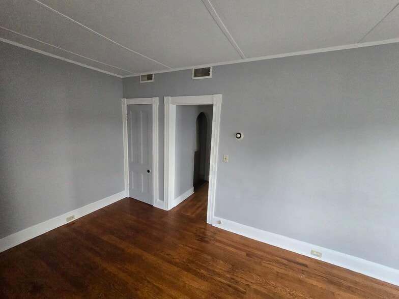Building Photo - 221 Scottwood Ave