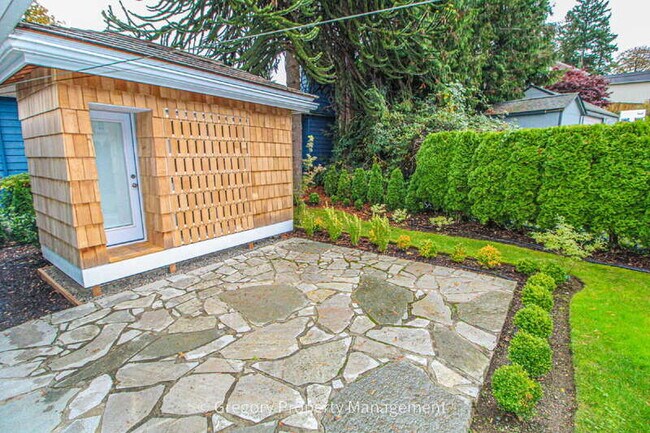 Building Photo - 1202 44th St SE