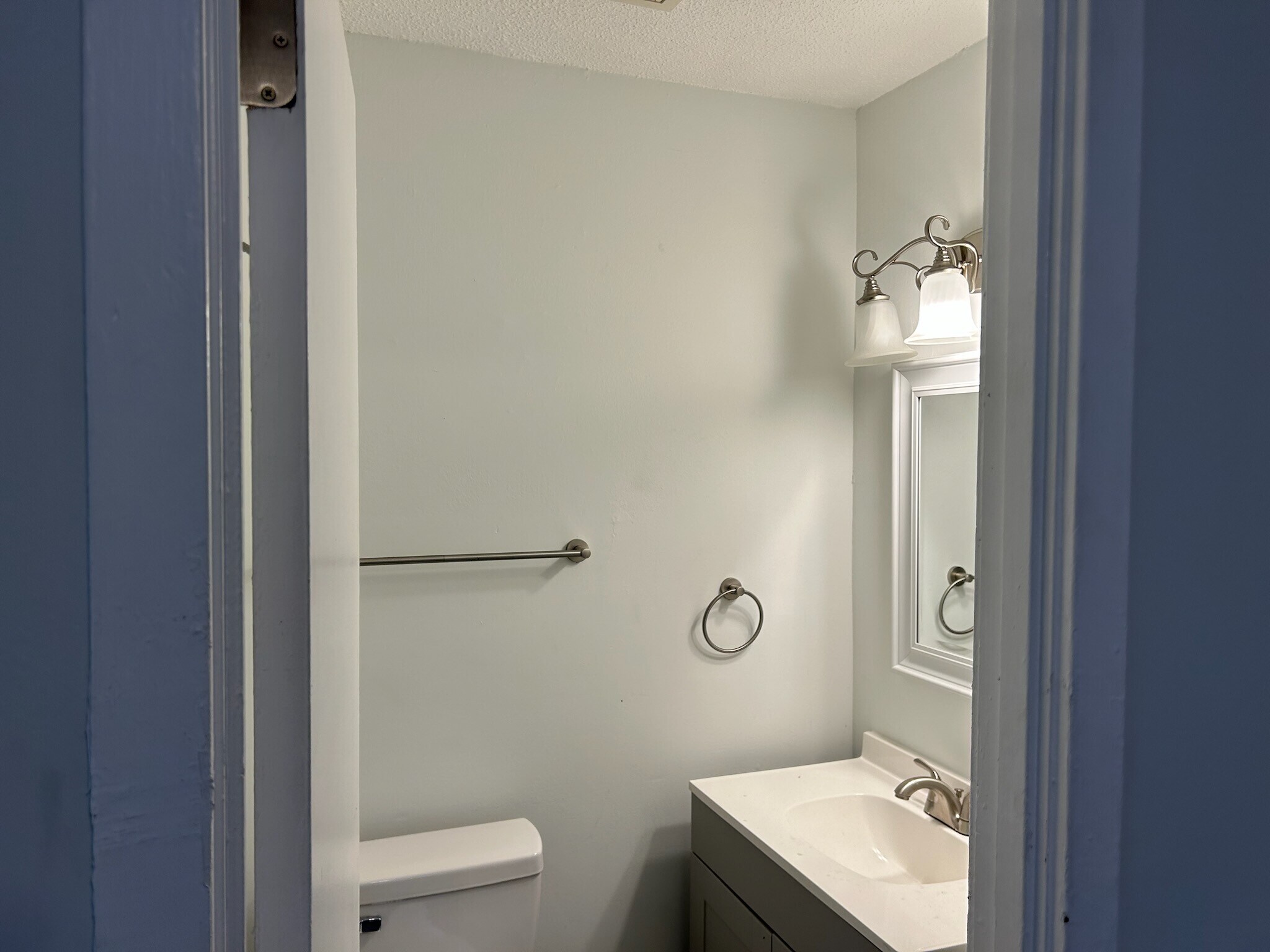 Building Photo - 725 W Sherwood Dr