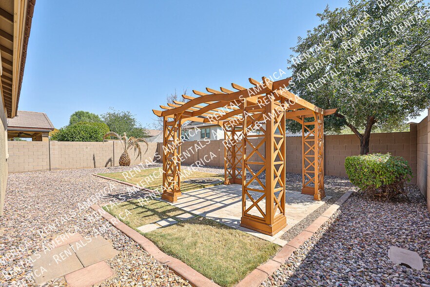 Building Photo - 15573 W Laurel Ln