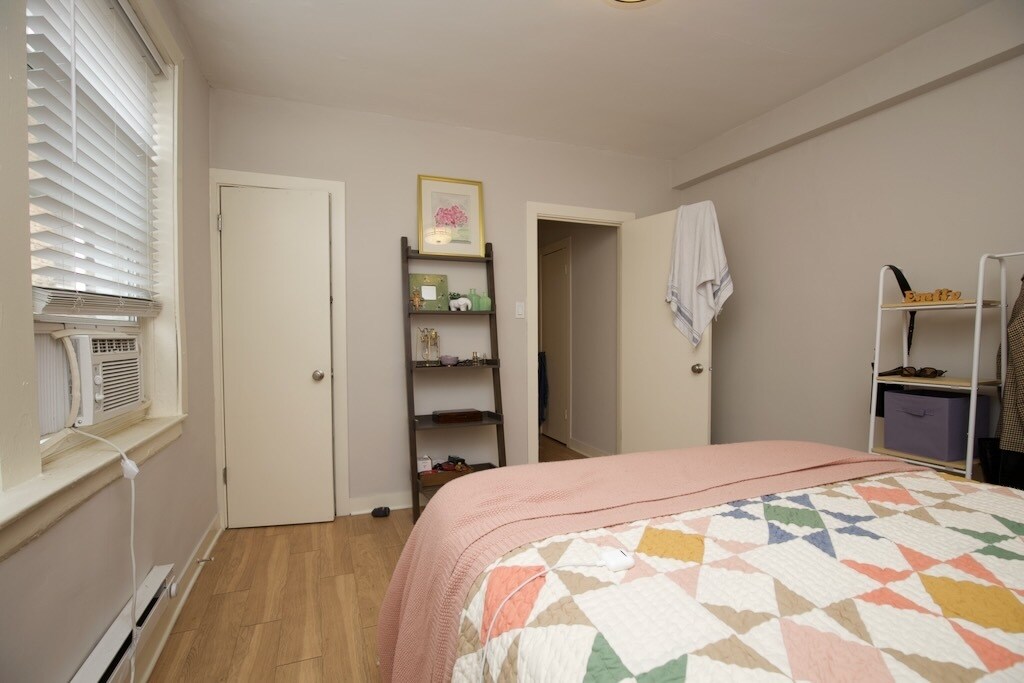 Building Photo - 511 W Belmont Ave