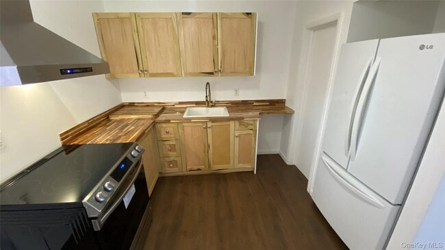 Building Photo - 102 Sullivan St