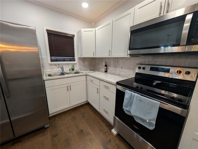 Building Photo - 771 14th Ave S