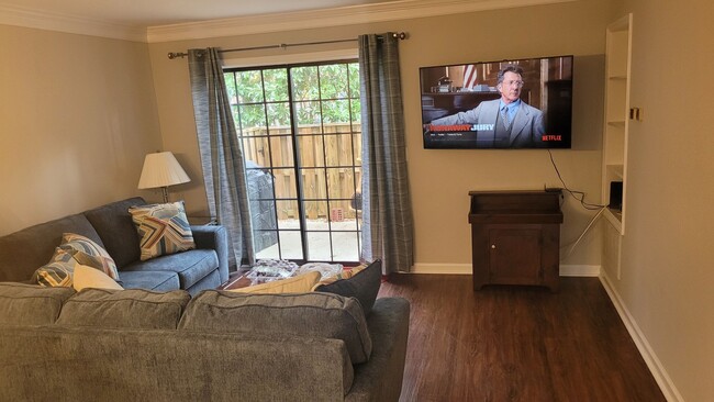 Building Photo - Furnished 3 BR, 3 BH Townhouse in Wilmington!