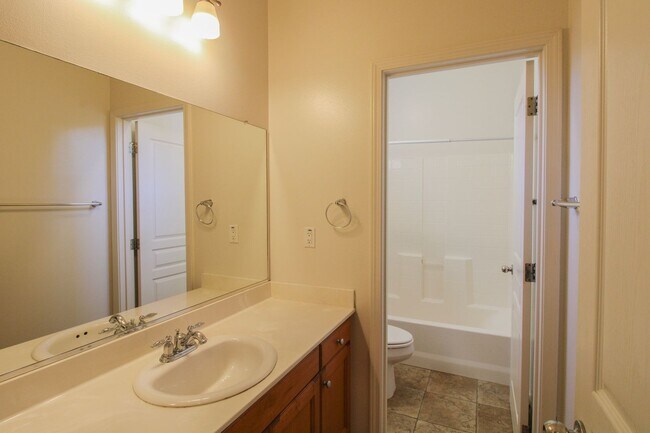 Building Photo - 4 bedroom 2.5 bathroom condo in Broad Street Village Complex