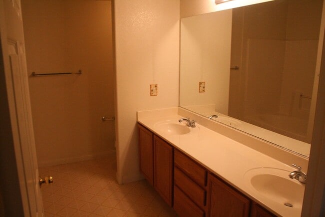Building Photo - 2 Bed, 2 Bath, downstairs, 1 Story Unit, 1...