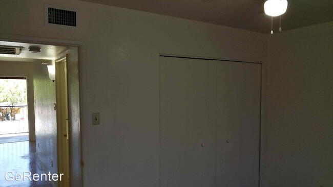 Building Photo - 2 br, 1 bath House - 513 N 40th Ave #8