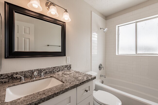 Building Photo - 2121 Fountain View Dr