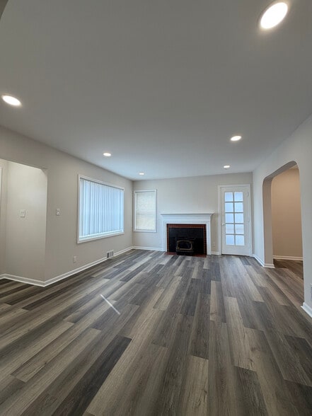 Building Photo - 1822 W 187th St