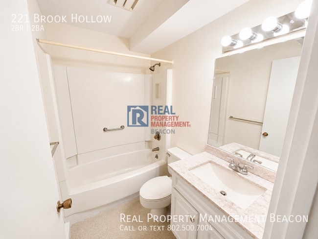Building Photo - 221 Brook Hollow