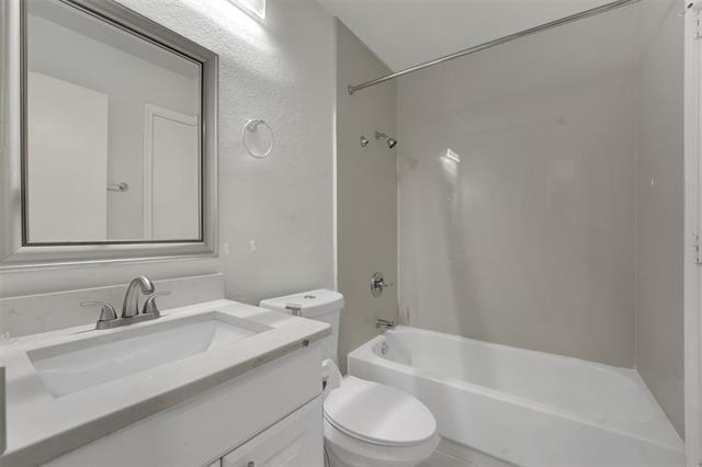 Building Photo - 6016 Glenwood Dr