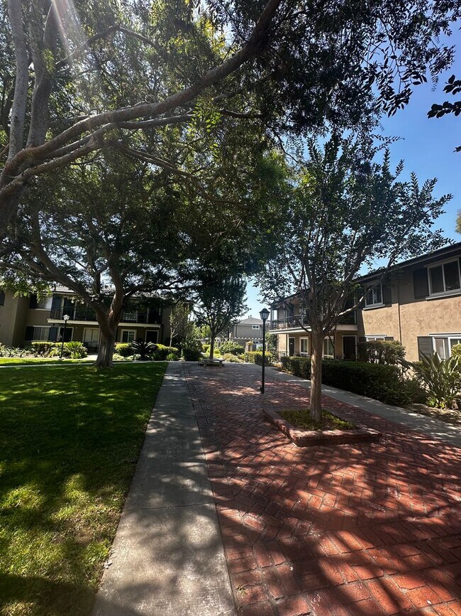 Building Photo - 660 S Glassell St