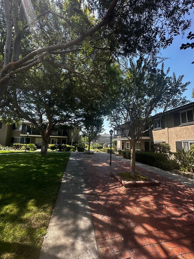 Building Photo - For Lease- Cozy and comfortable Two Bedrooms top floor unit