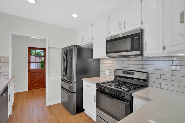 Building Photo - 746 N Catalina St