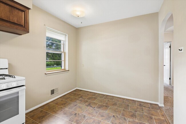 Building Photo - 805 N Mitchell Ave
